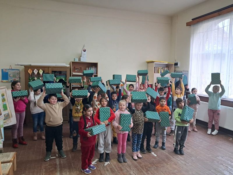 Pckchenbergabe Zabrani.jpeg